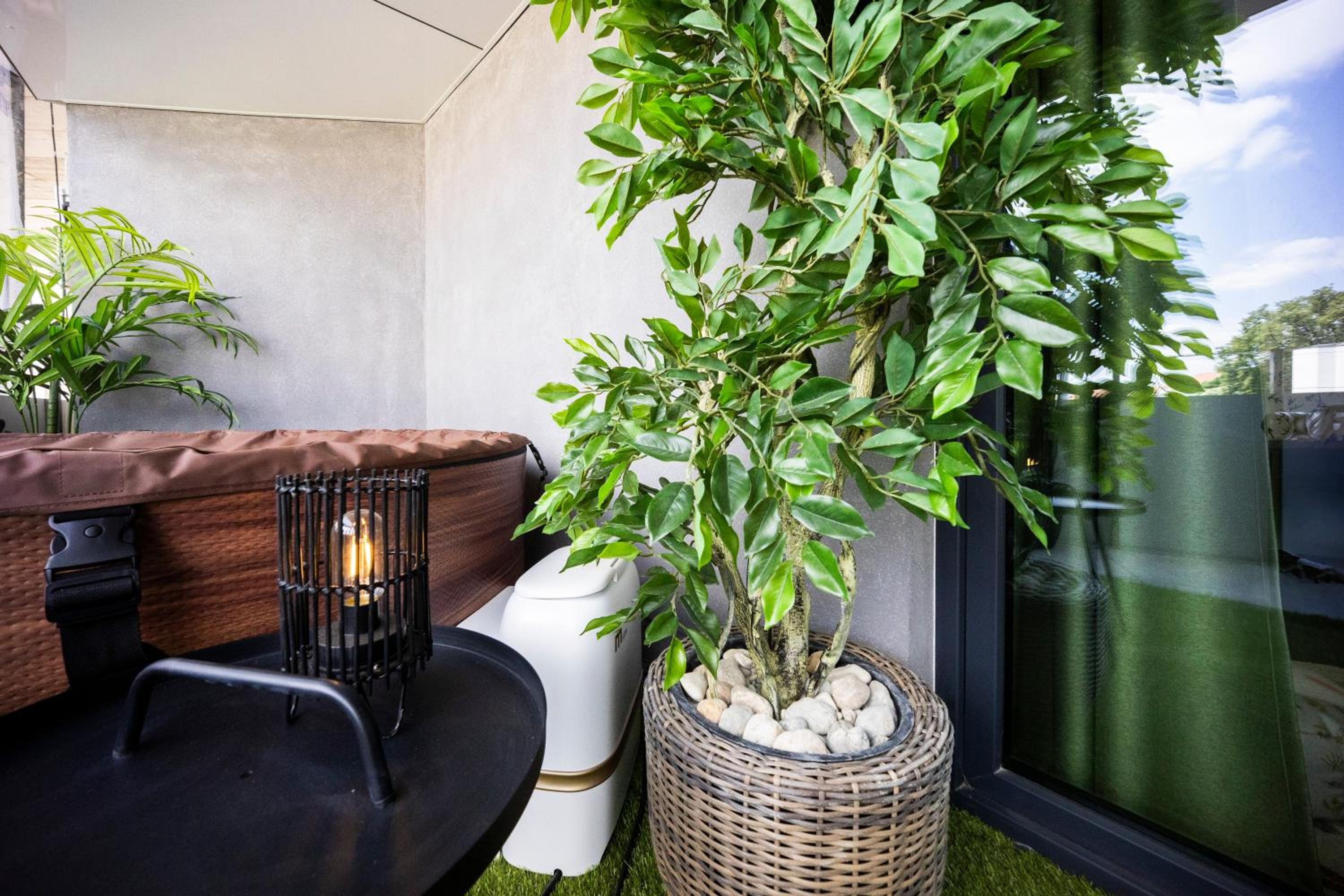 DH Family and Whirlpool Premium Apartment 3kk, 2x SmartTV-NETFLIX, Big Terrace and Free Parking