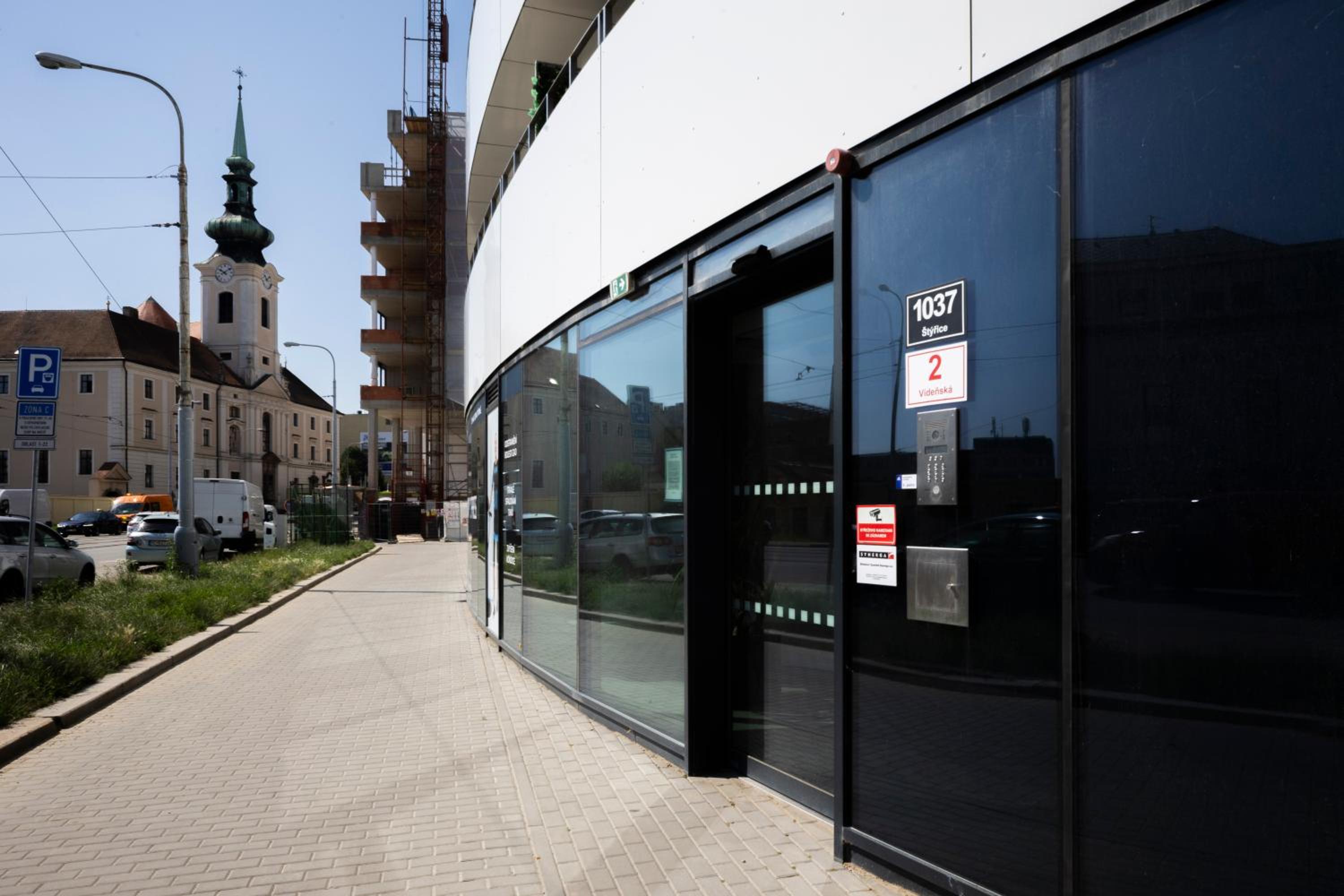 DH Family and Whirlpool Premium Apartment 3kk, 2x SmartTV-NETFLIX, Big Terrace and Free Parking