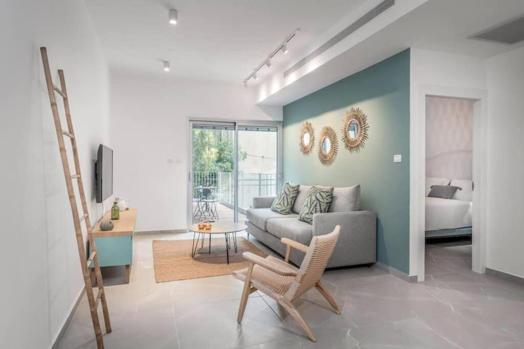 Superb 1BR balcony on Sheinkin
