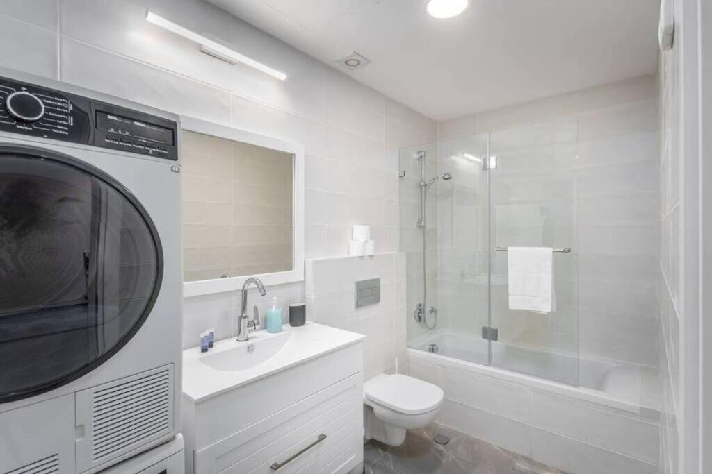 Superb 1BR balcony on Sheinkin