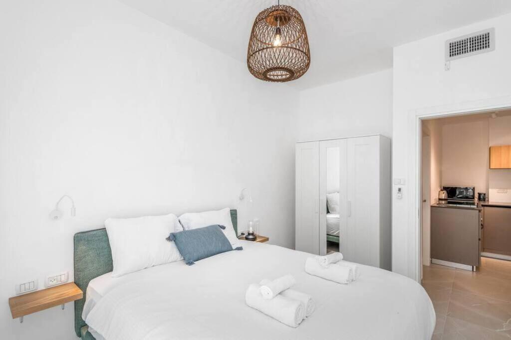 Superb 1BR balcony on Sheinkin