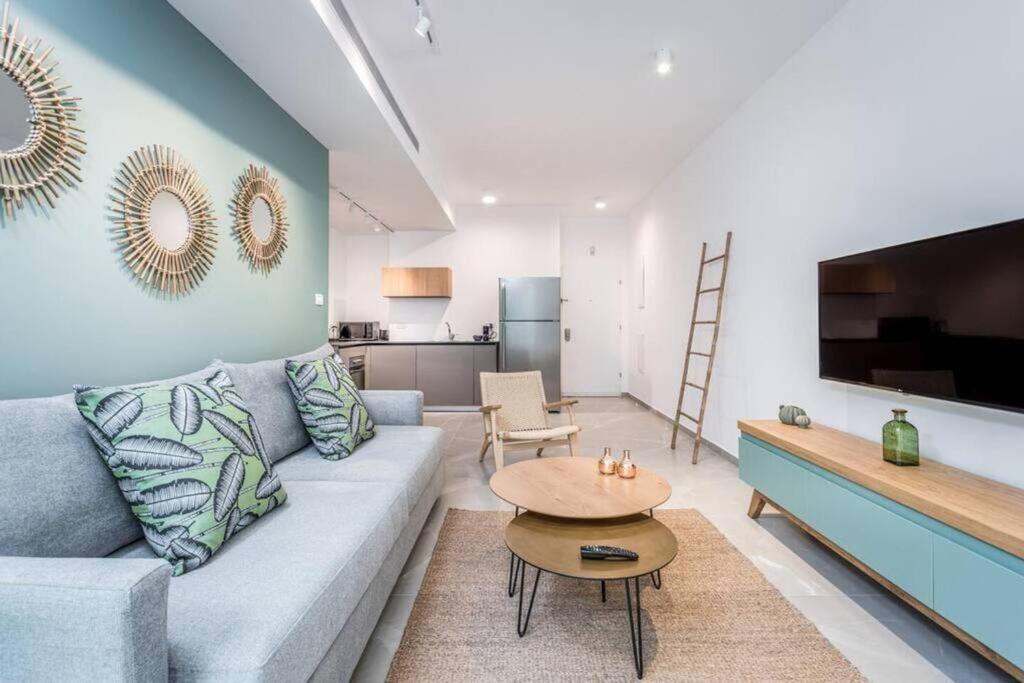 Superb 1BR balcony on Sheinkin