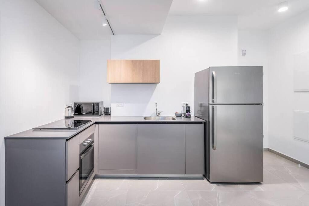 Superb 1BR balcony on Sheinkin