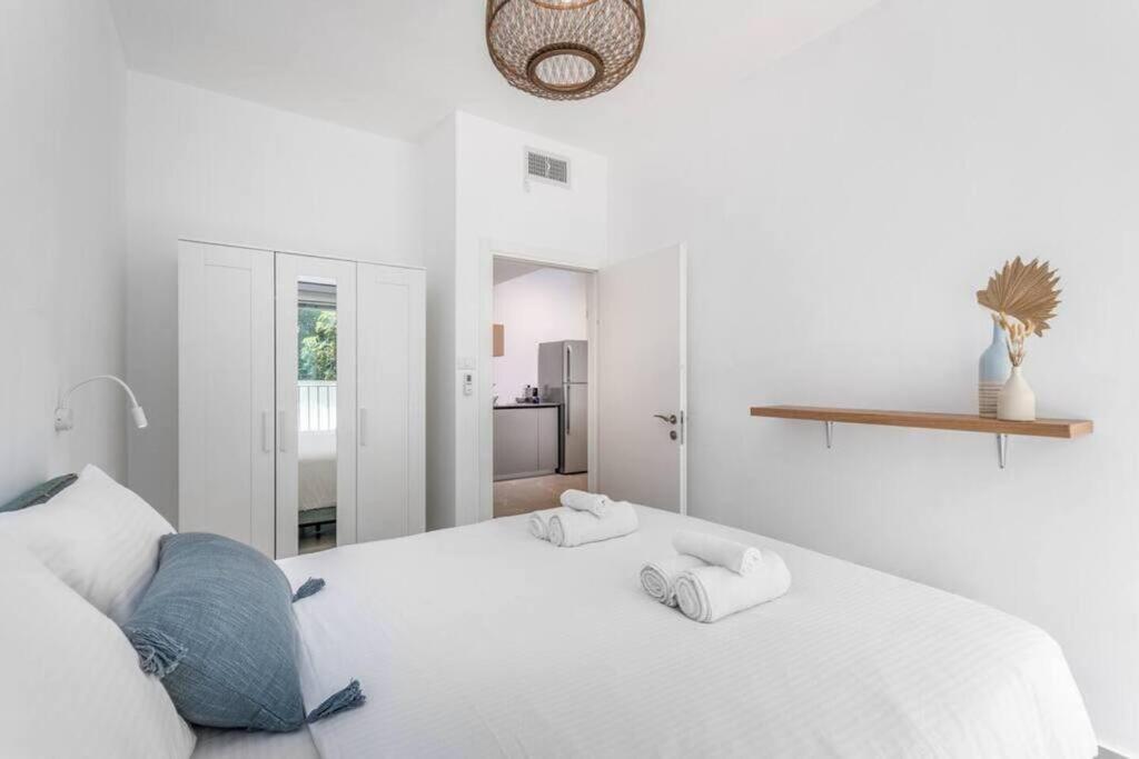 Superb 1BR balcony on Sheinkin