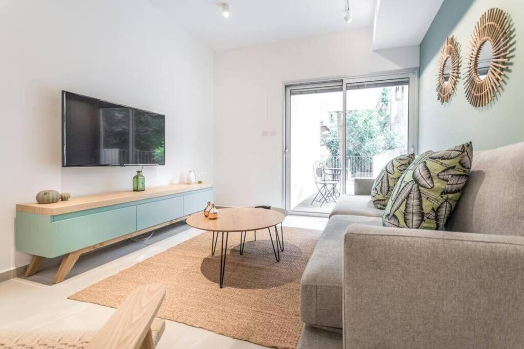 Superb 1BR balcony on Sheinkin
