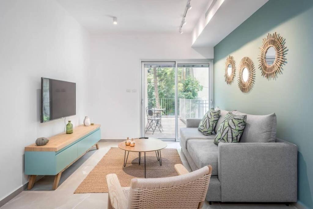 Superb 1BR balcony on Sheinkin