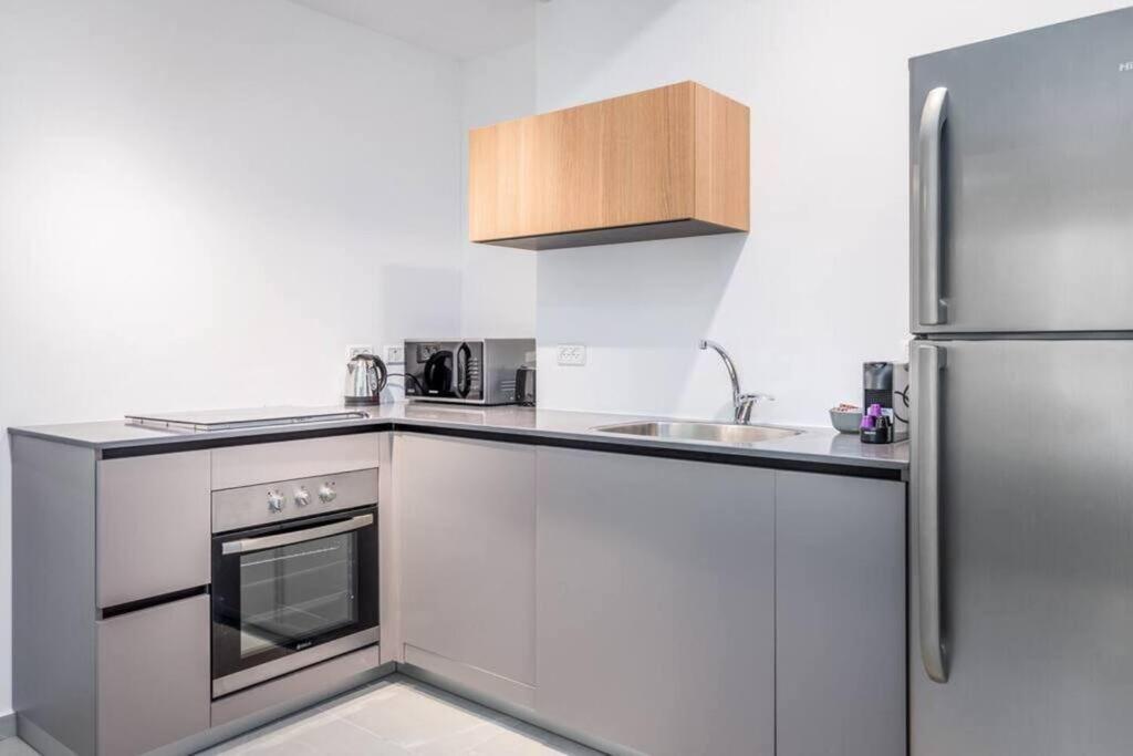 Superb 1BR balcony on Sheinkin