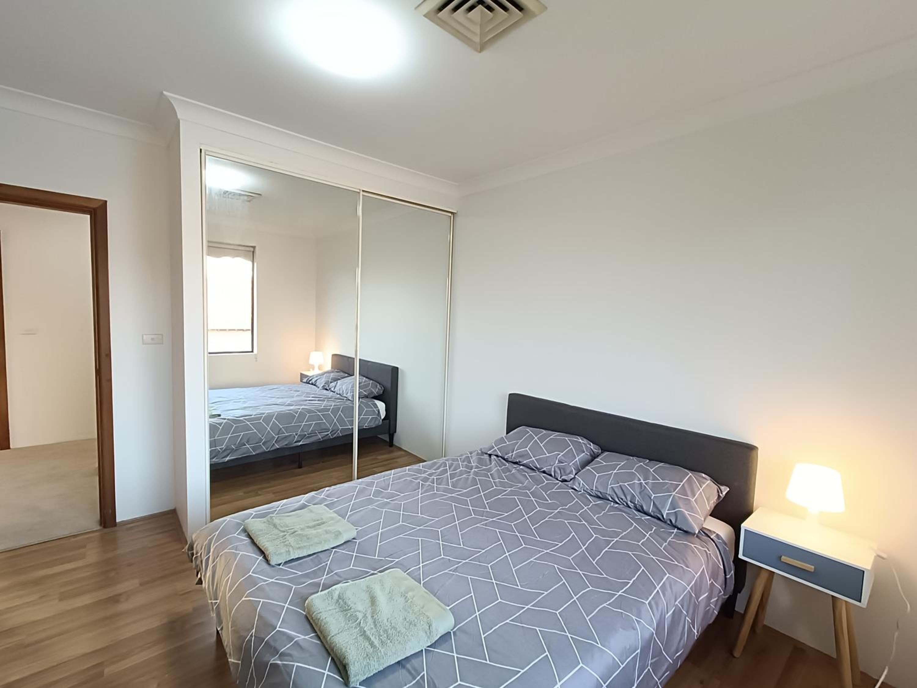 Cozy Queen Room in Spacious Merrylands Home - M4