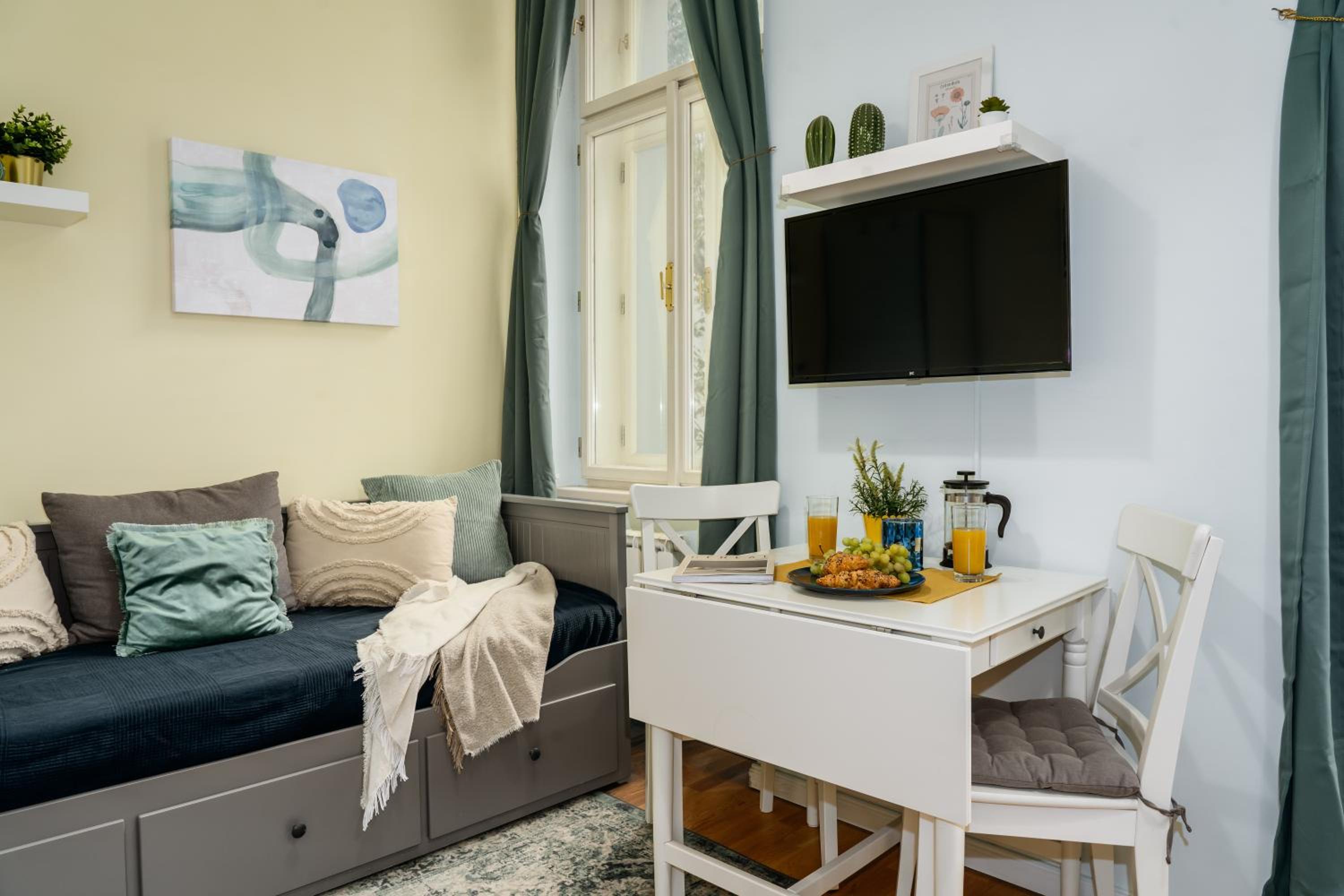 Prague Days - Minimalistic Studio with Netflix and View to National Museum