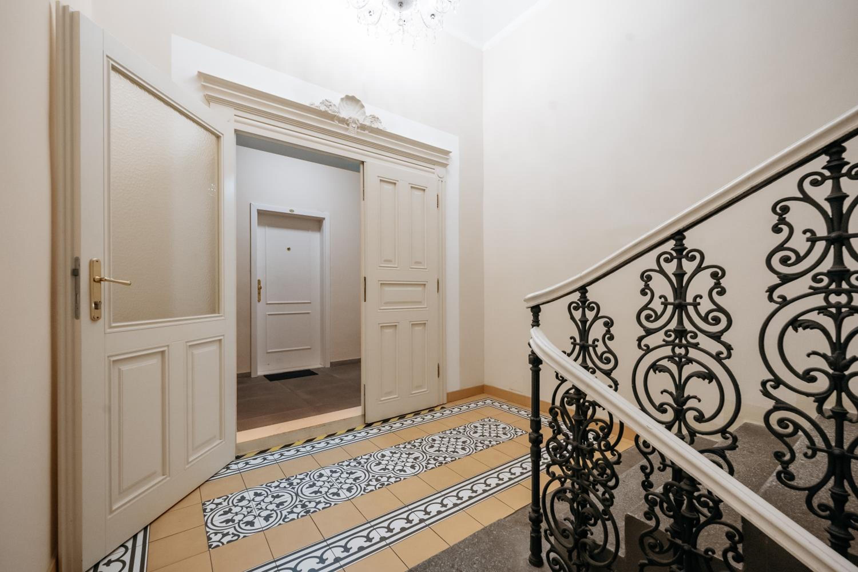 Prague Days - Minimalistic Studio with Netflix and View to National Museum