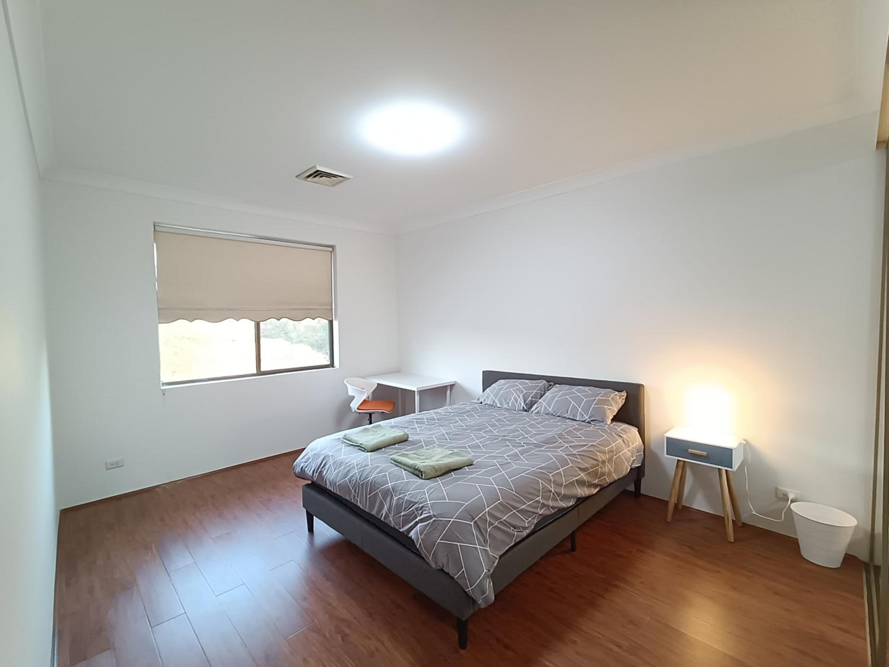 Cozy Queen Room in Spacious Merrylands Home - M7