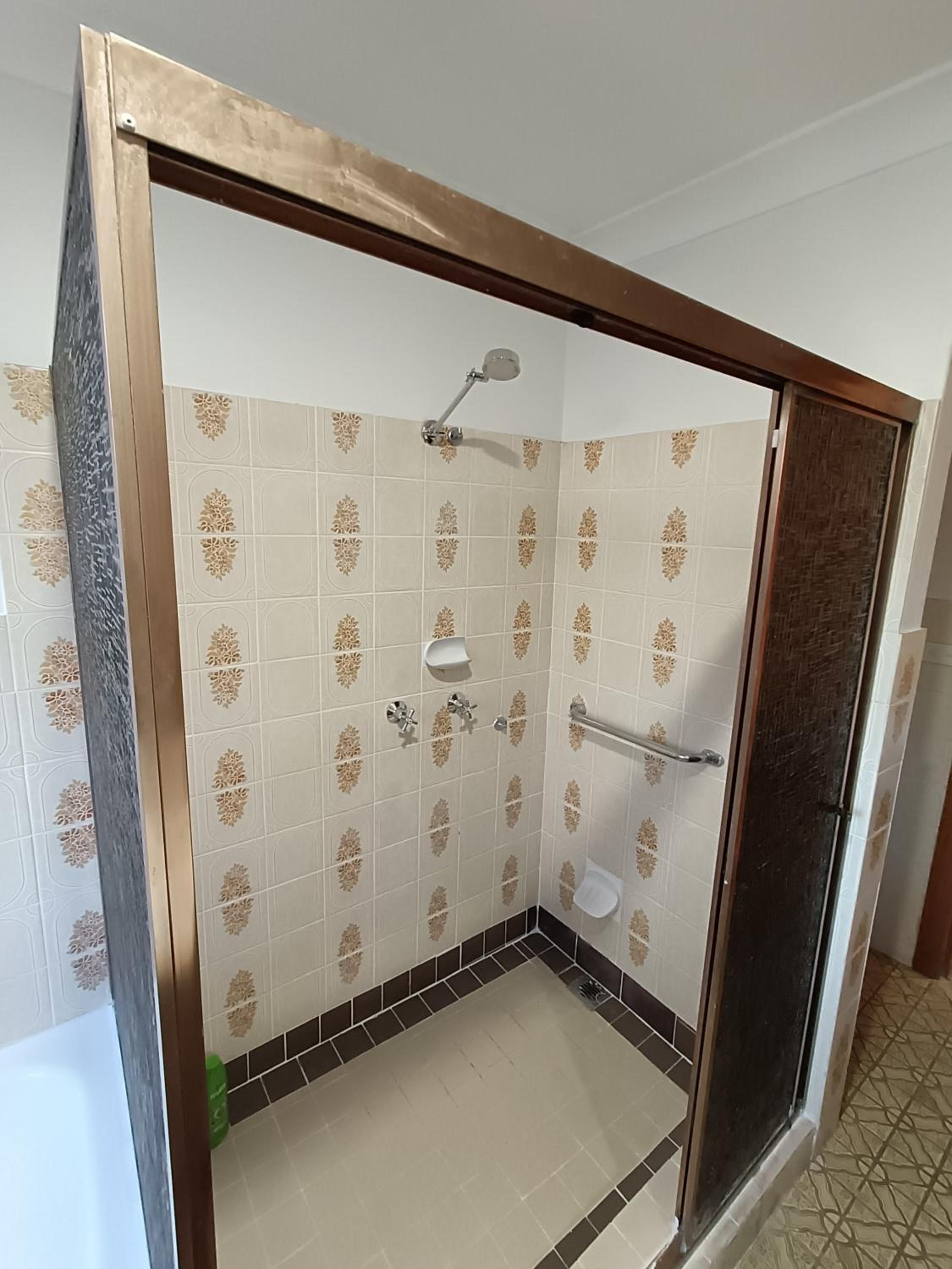 Cozy Queen Room in Spacious Merrylands Home - M7