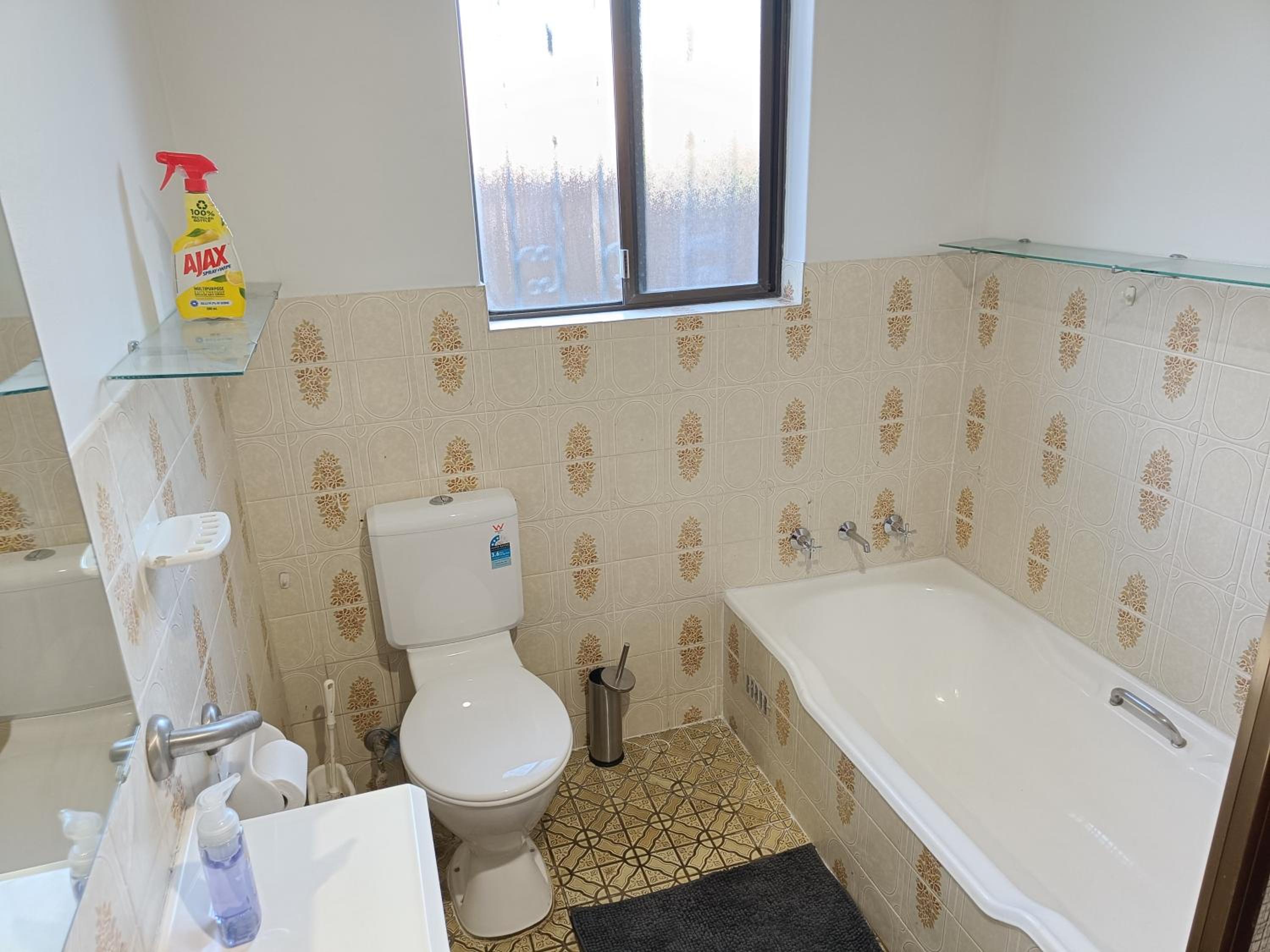 Cozy Queen Room in Spacious Merrylands Home - M7