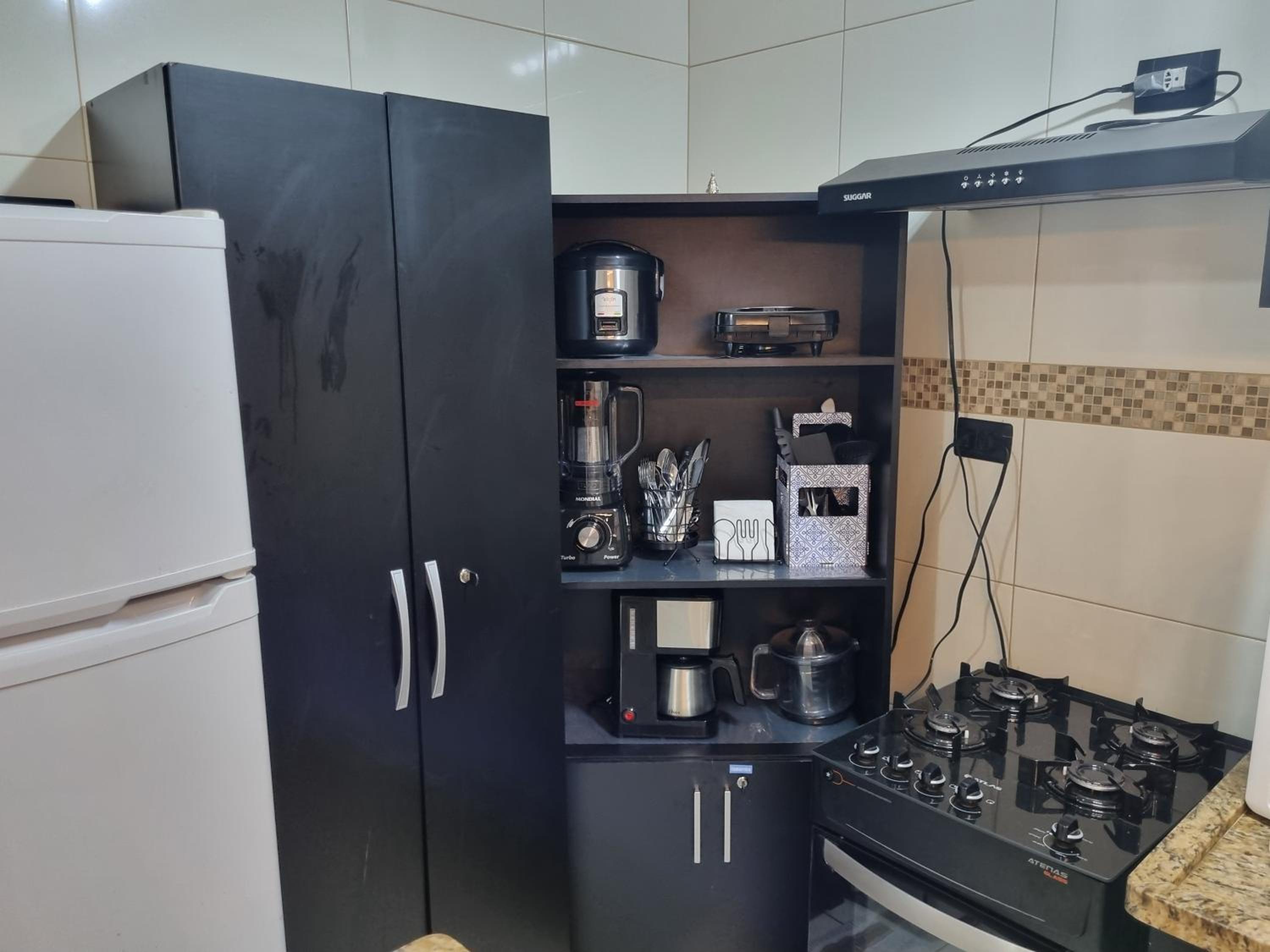 ApMar 15a até 8 pessoas - Pitangueiras Guarujá - 2 minutos da praia - 2 quartos e 1 suíte com Ar Condicionado - 1 Vaga Garagem 24h - Próximo de mercados, b