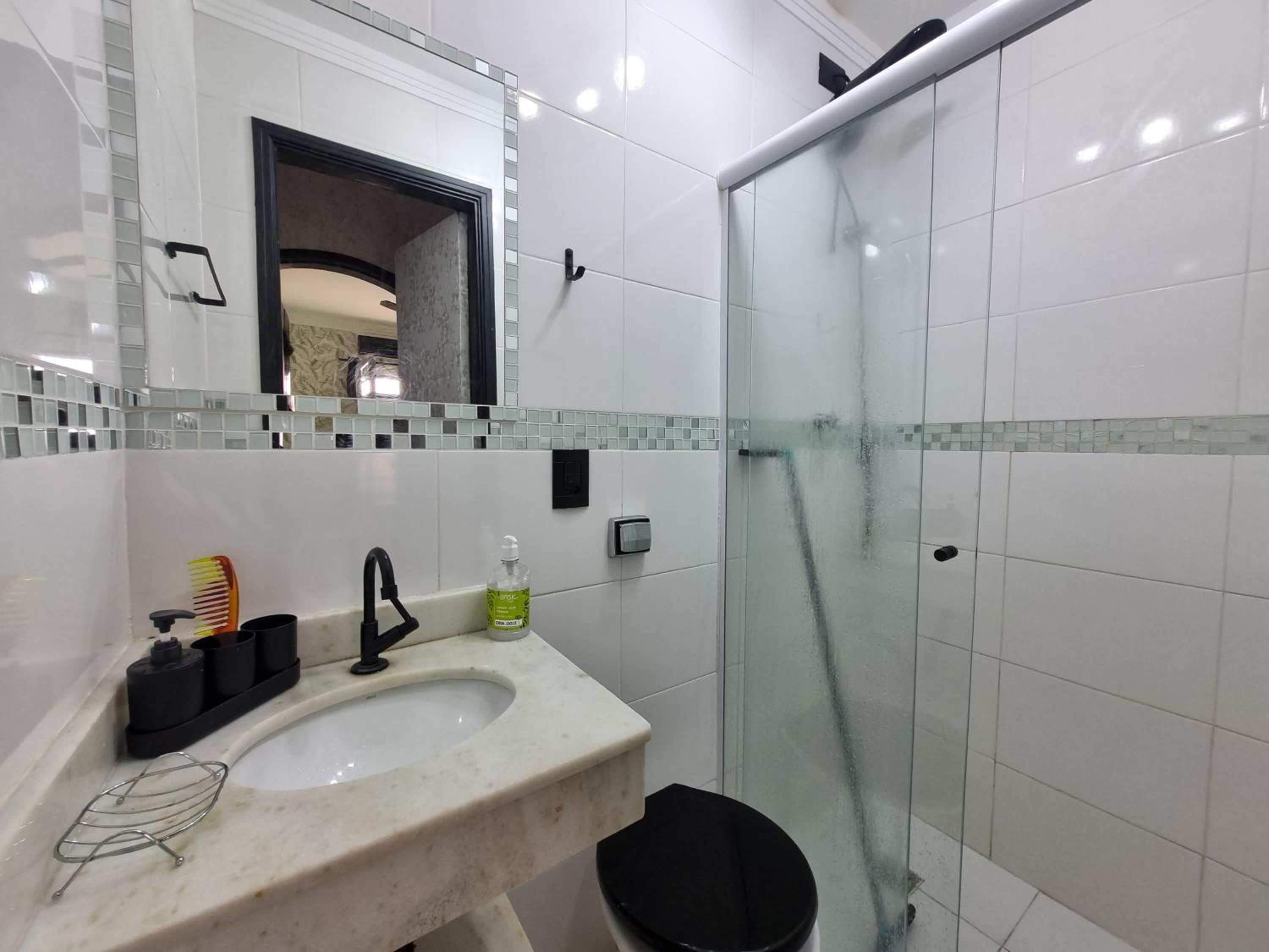 ApMar 15a até 8 pessoas - Pitangueiras Guarujá - 2 minutos da praia - 2 quartos e 1 suíte com Ar Condicionado - 1 Vaga Garagem 24h - Próximo de mercados, b