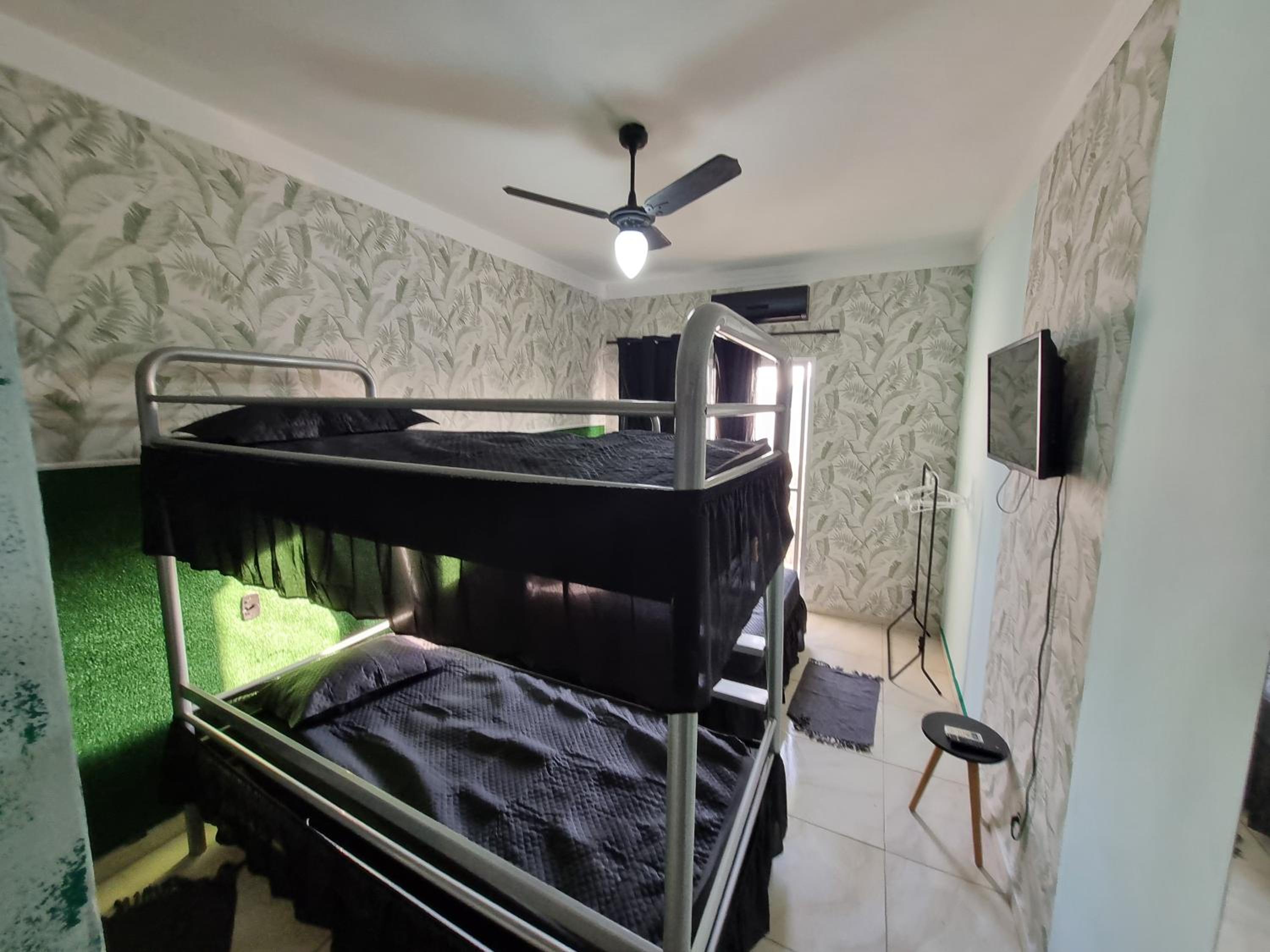 ApMar 15a até 8 pessoas - Pitangueiras Guarujá - 2 minutos da praia - 2 quartos e 1 suíte com Ar Condicionado - 1 Vaga Garagem 24h - Próximo de mercados, b
