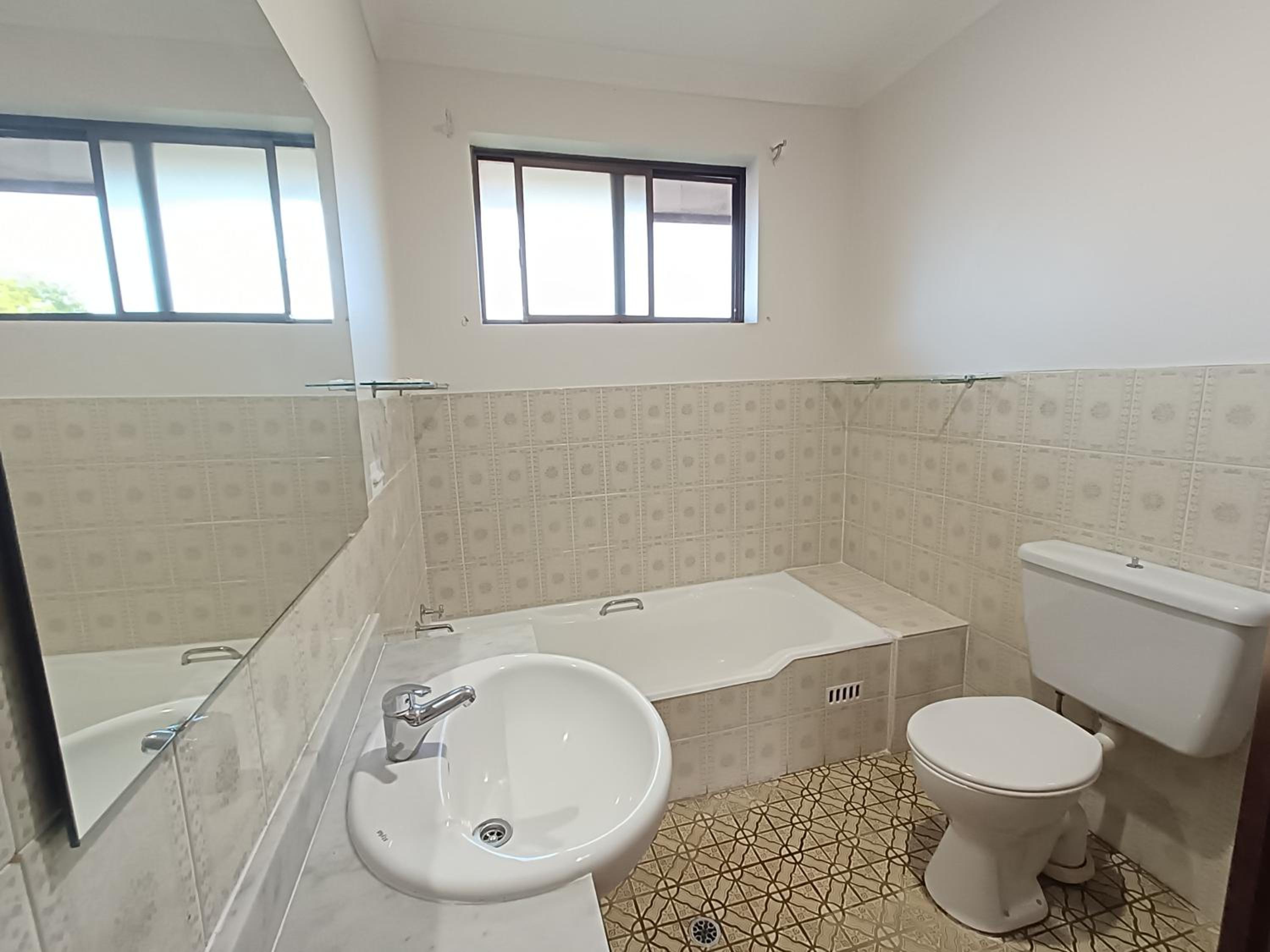 Cozy Family Room with Private Bathroom in Spacious Home - M8
