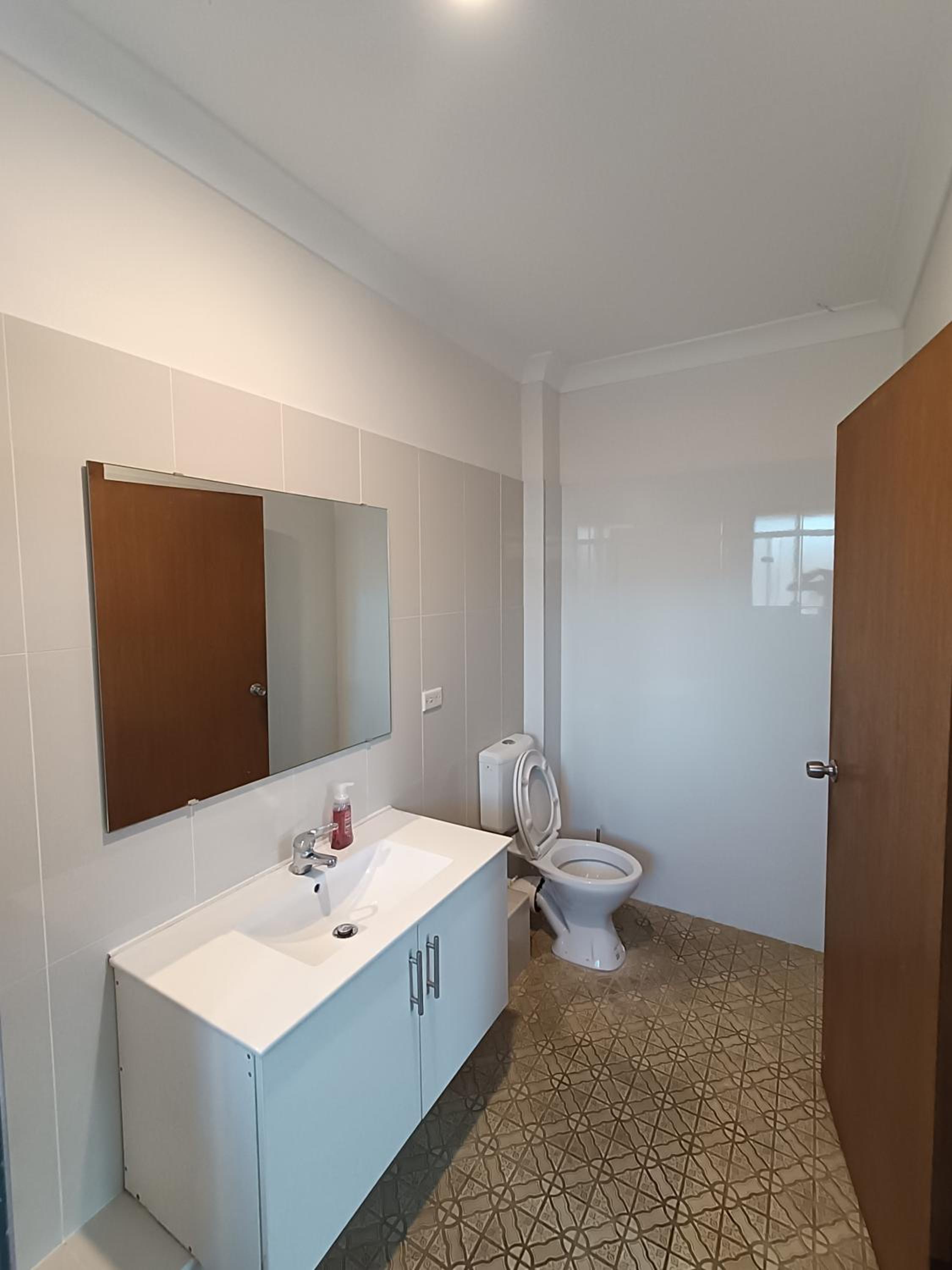 Cozy Family Room with Private Bathroom in Spacious Home - M8