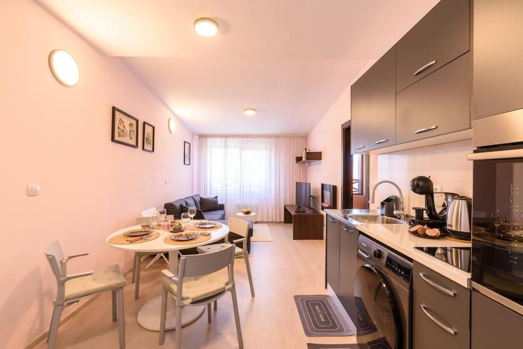 2BR Apartment Near Gondola by SI Stay