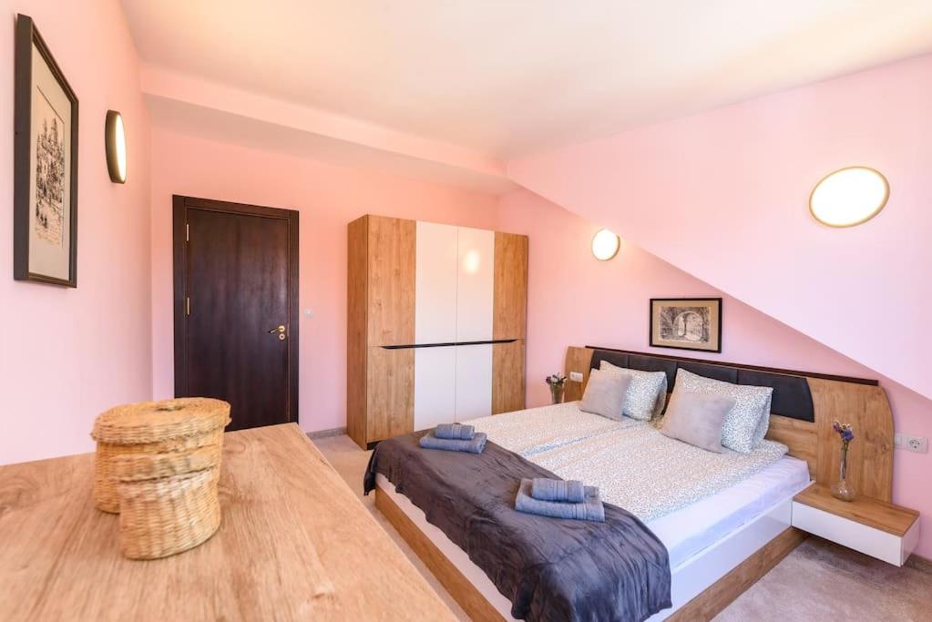 2BR Apartment Near Gondola by SI Stay