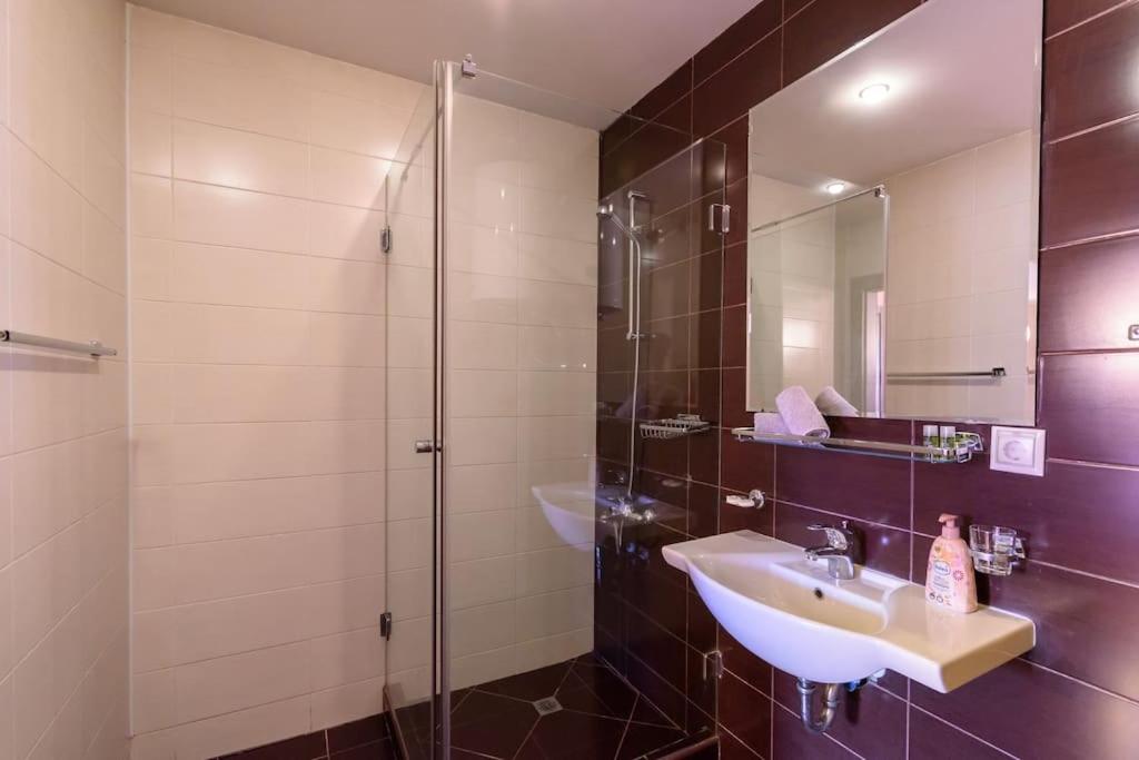 2BR Apartment Near Gondola by SI Stay