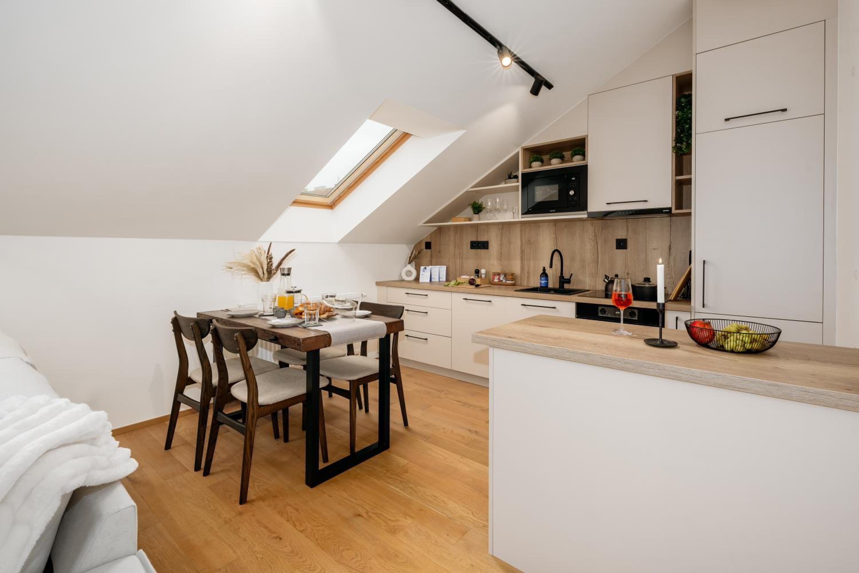 Prague Days - Two-bedroom Apartment with Workspace and Netflix in Nusle
