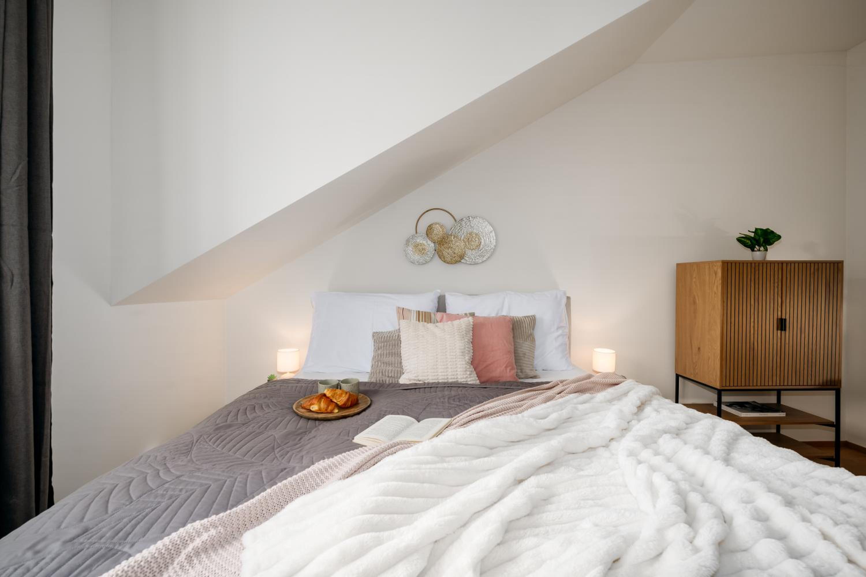 Prague Days - Two-bedroom Apartment with Workspace and Netflix in Nusle