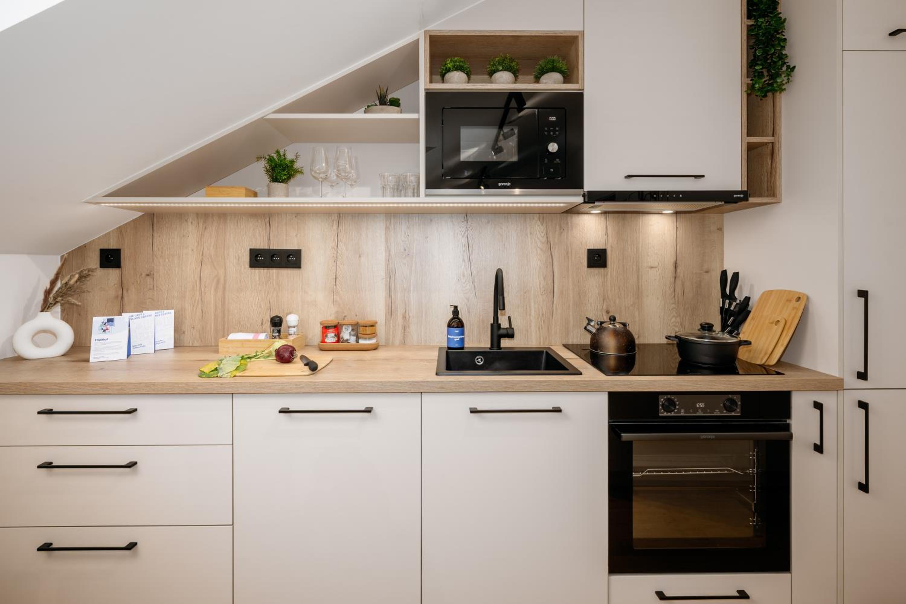 Prague Days - Two-bedroom Apartment with Workspace and Netflix in Nusle