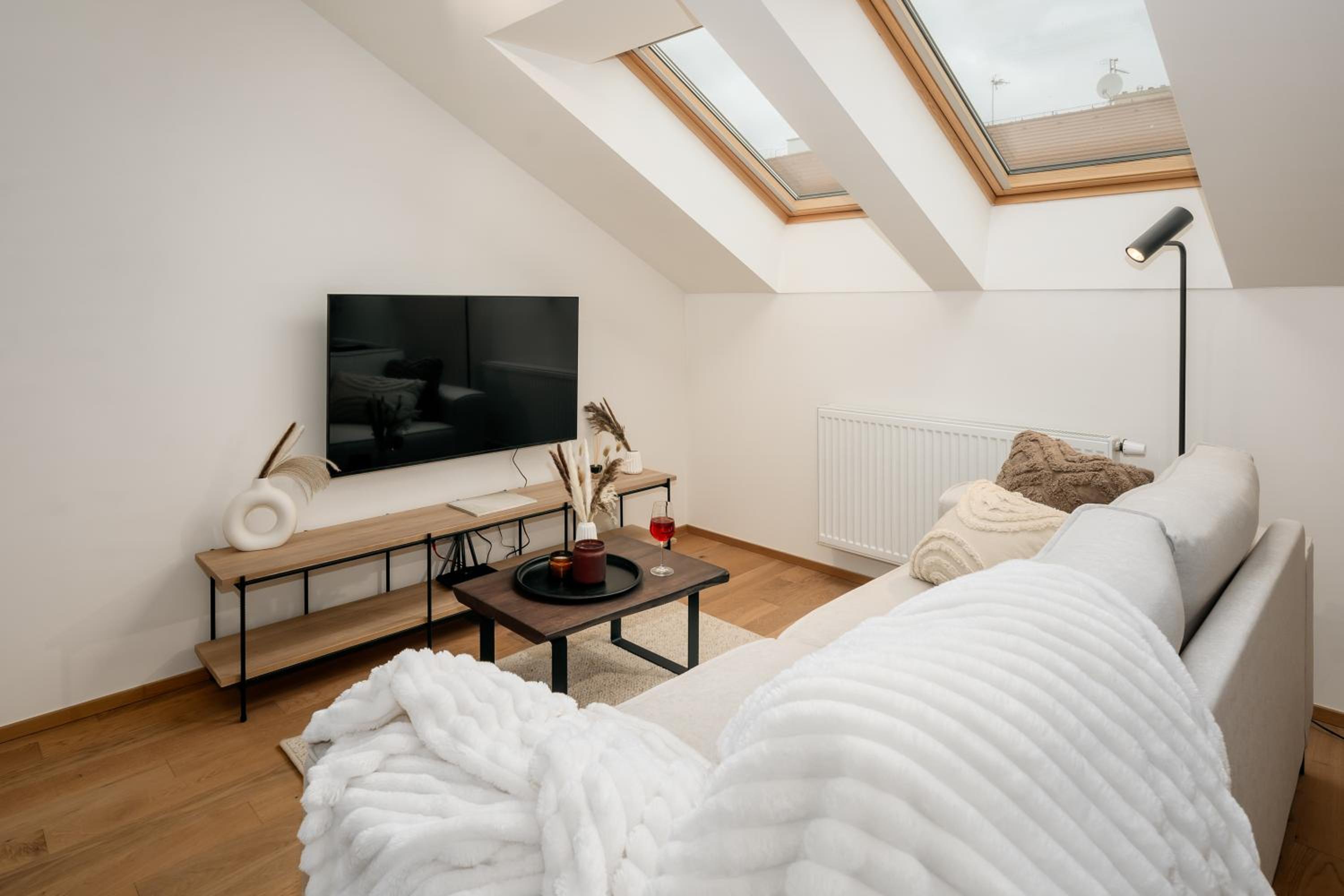 Prague Days - Two-bedroom Apartment with Workspace and Netflix in Nusle