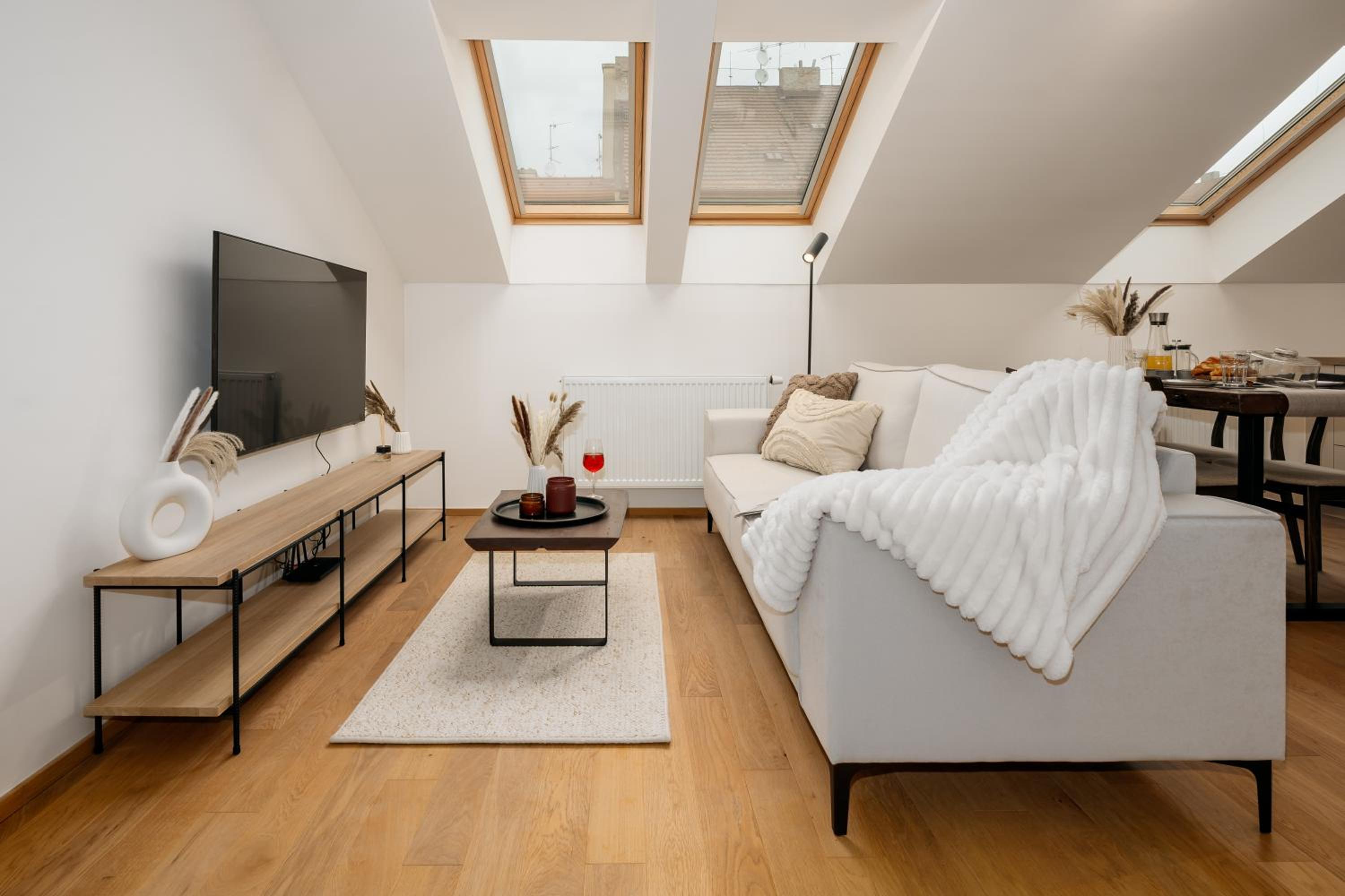 Prague Days - Two-bedroom Apartment with Workspace and Netflix in Nusle