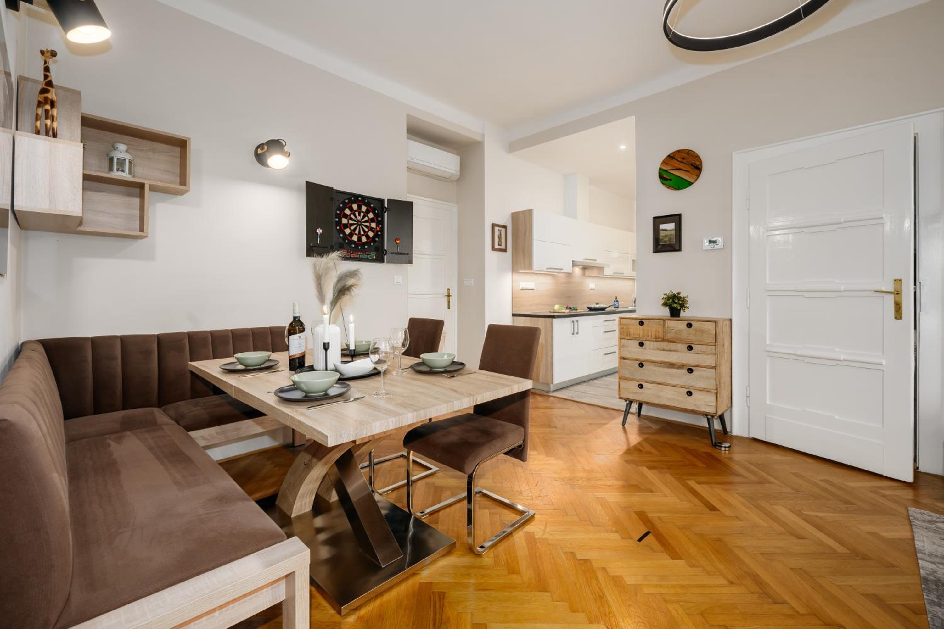 Prague Days - Family 2BDR Apt - AC - Darts - Netflix - Hip District
