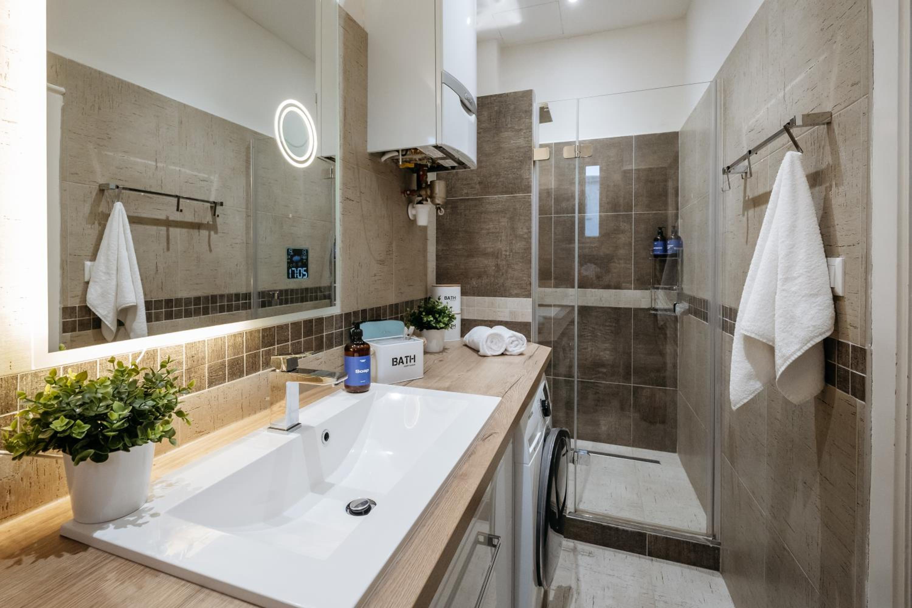 Prague Days - Family 2BDR Apt - AC - Darts - Netflix - Hip District