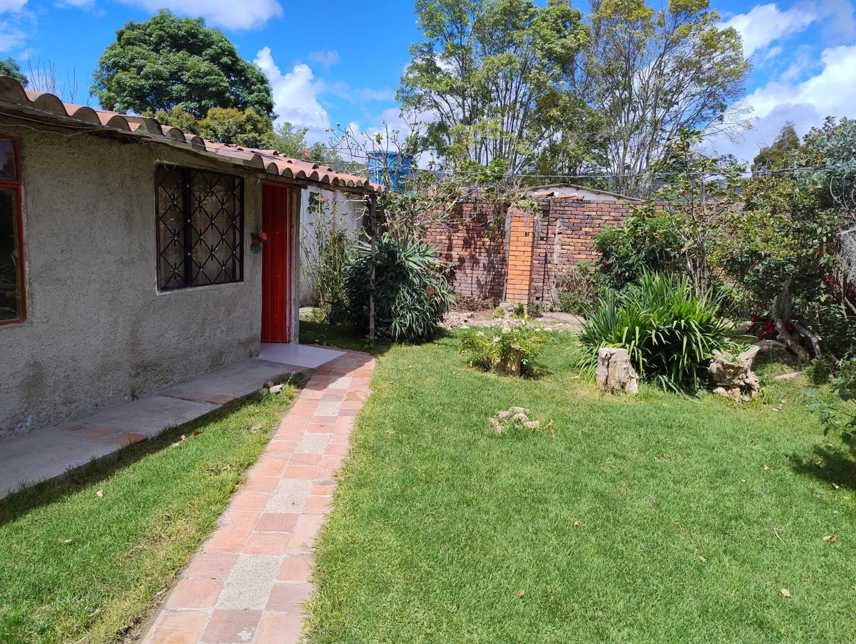 Comodo chalet, en una muy buena ubicación y rodeado de jardines view 5