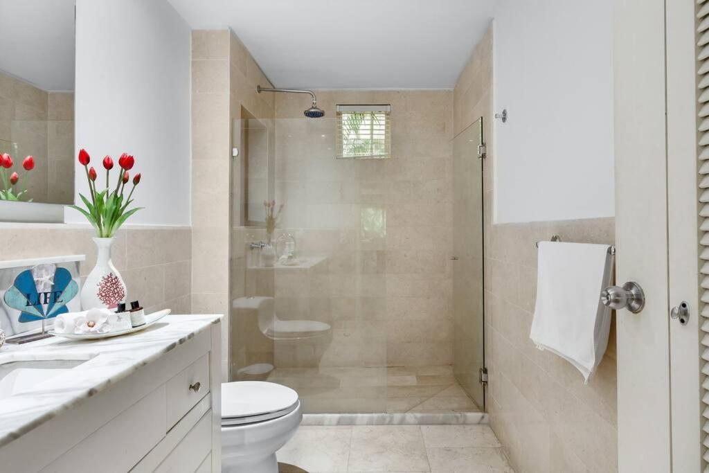Walled City apt- Rooftop Pool & Private Garden