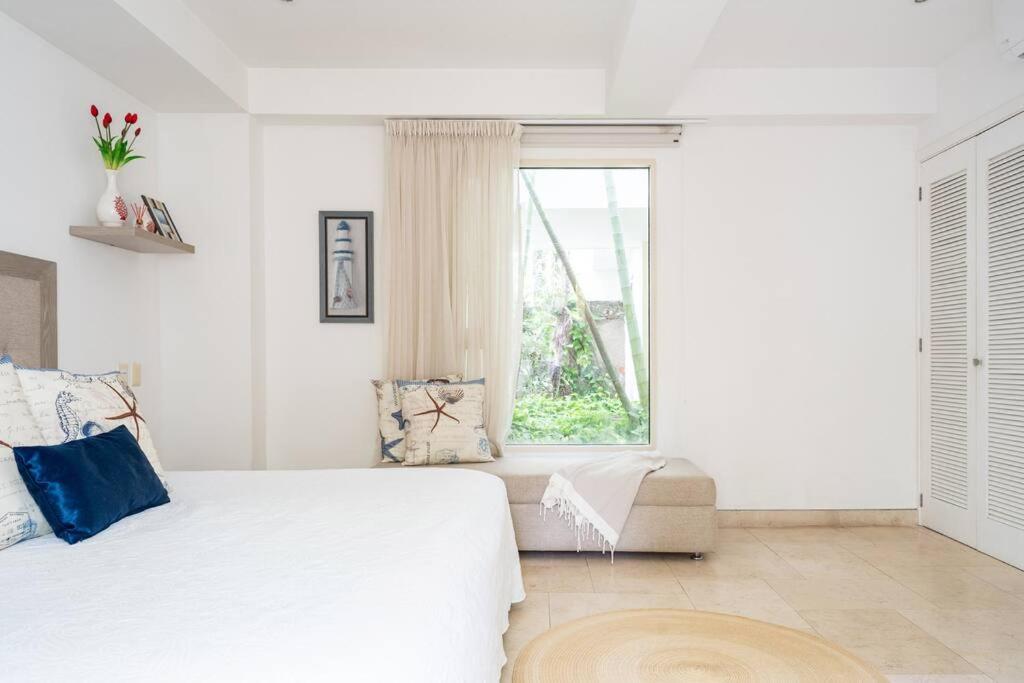 Walled City apt- Rooftop Pool & Private Garden