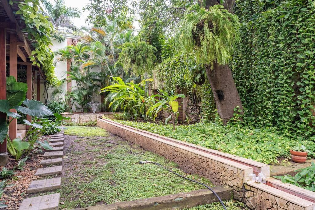 Walled City apt- Rooftop Pool & Private Garden