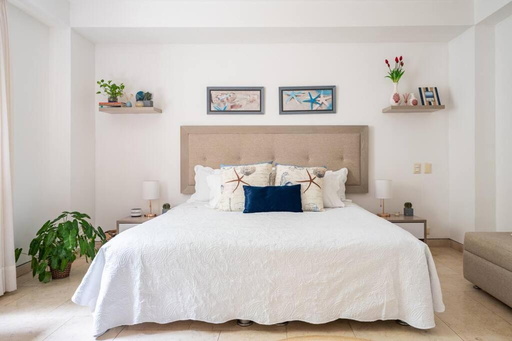 Walled City apt- Rooftop Pool & Private Garden