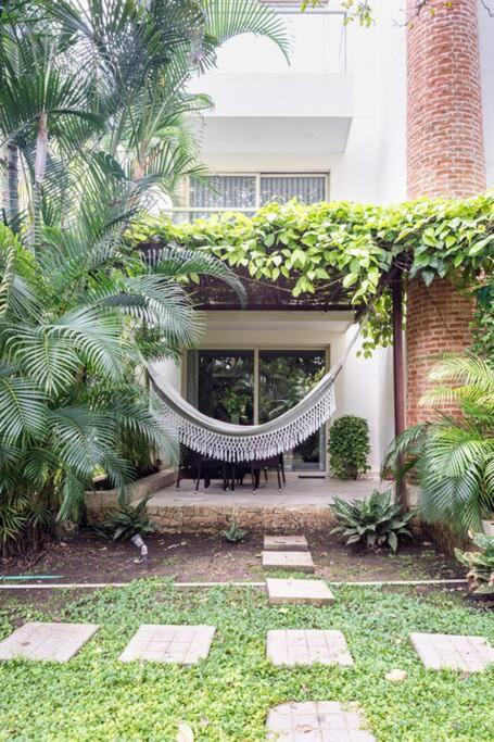 Walled City apt- Rooftop Pool & Private Garden