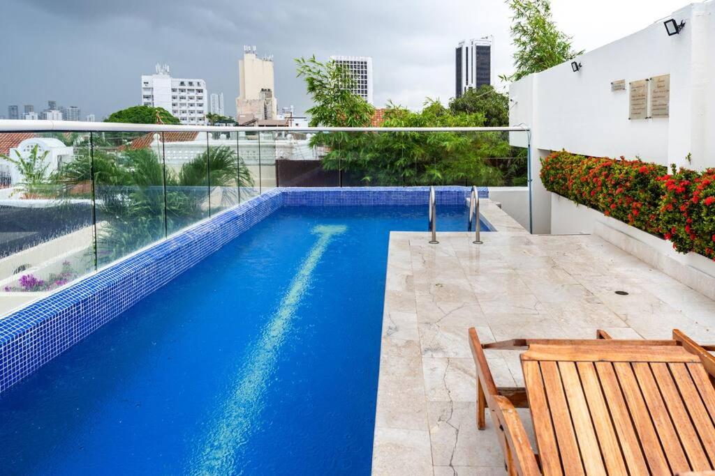 Walled City apt- Rooftop Pool & Private Garden