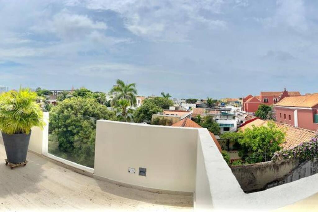 Walled City apt- Rooftop Pool & Private Garden
