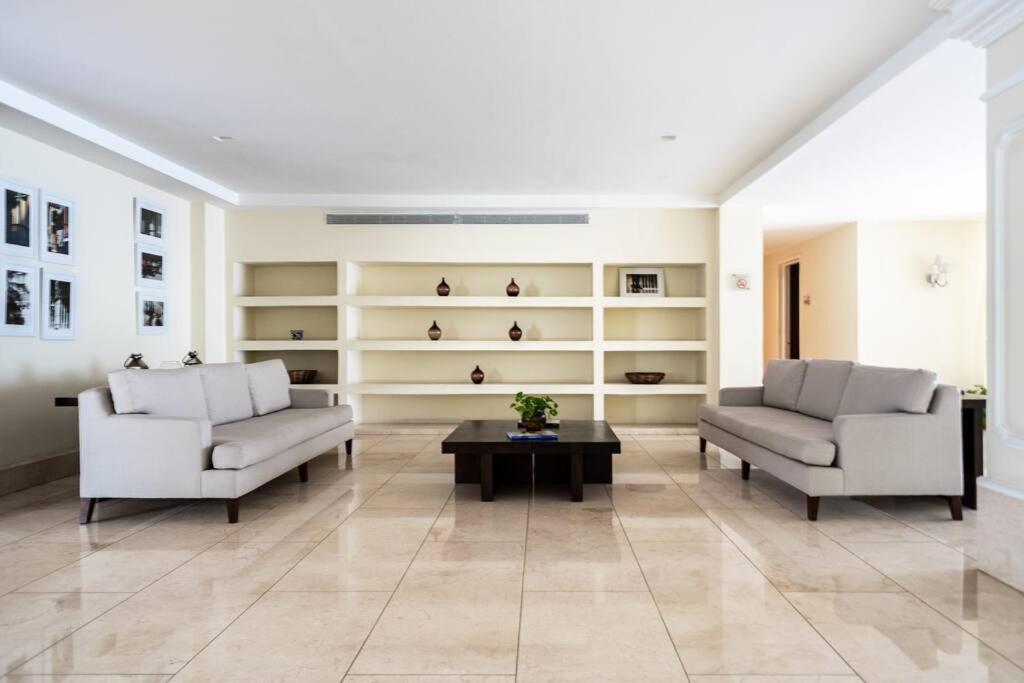 Walled City apt- Rooftop Pool & Private Garden