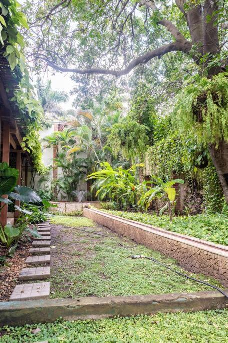 Walled City apt- Rooftop Pool & Private Garden