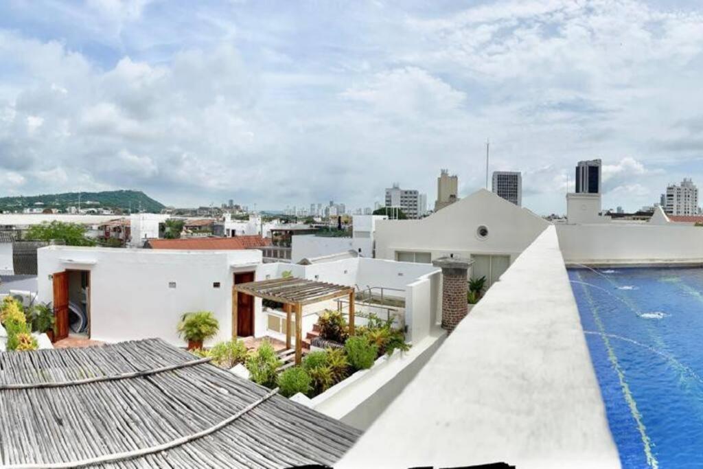 Walled City apt- Rooftop Pool & Private Garden