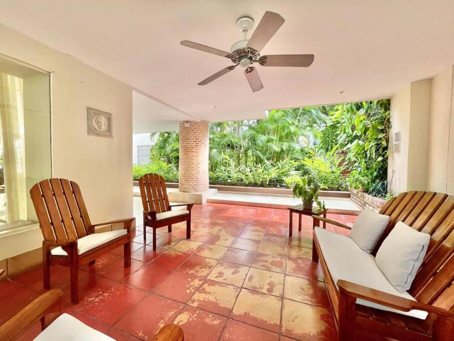 Walled City apt- Rooftop Pool & Private Garden