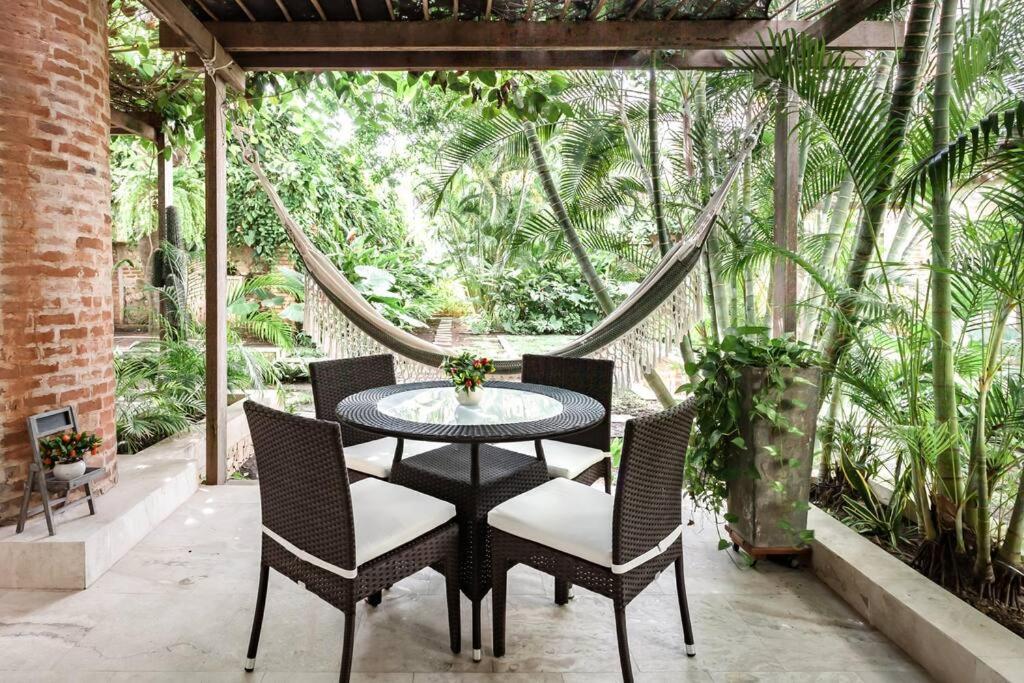 Walled City apt- Rooftop Pool & Private Garden
