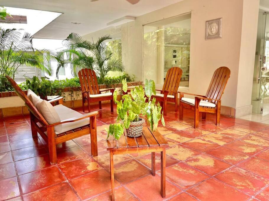 Walled City apt- Rooftop Pool & Private Garden