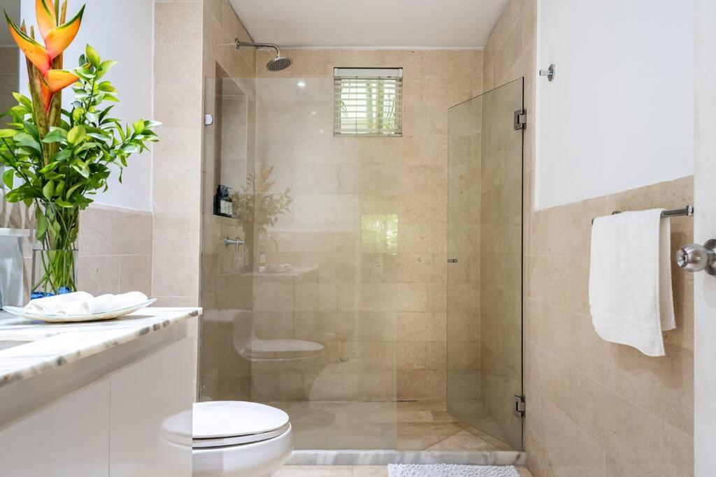 Walled City apt- Rooftop Pool & Private Garden
