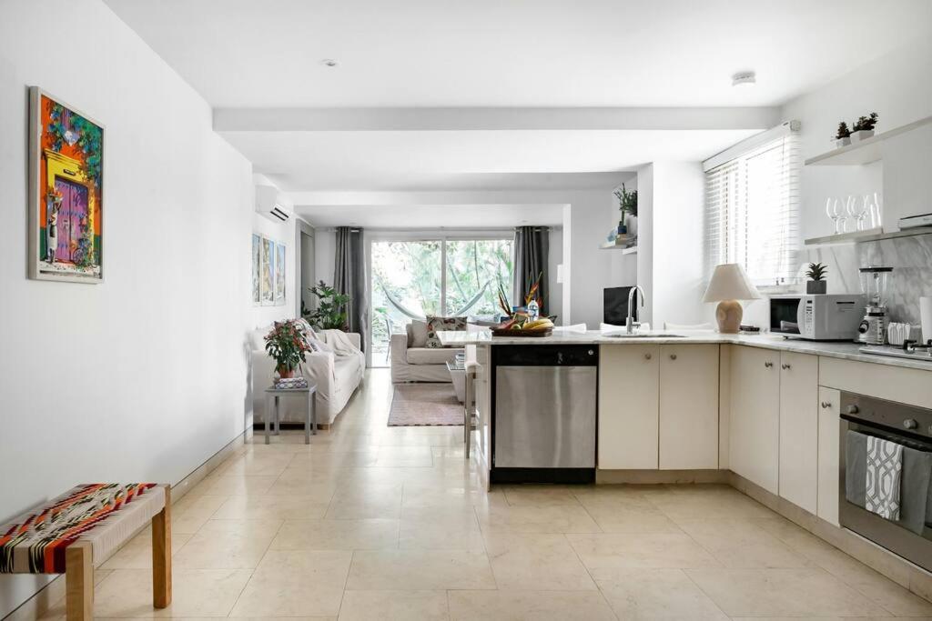 Walled City apt- Rooftop Pool & Private Garden