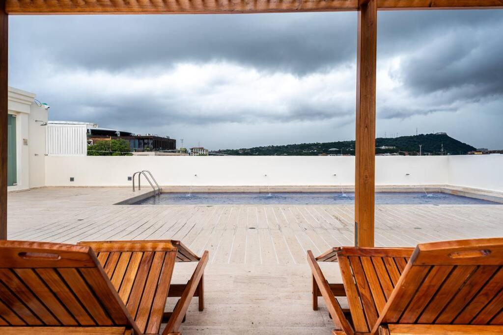 Walled City apt- Rooftop Pool & Private Garden