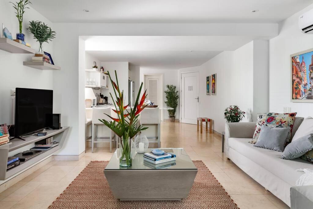 Walled City apt- Rooftop Pool & Private Garden